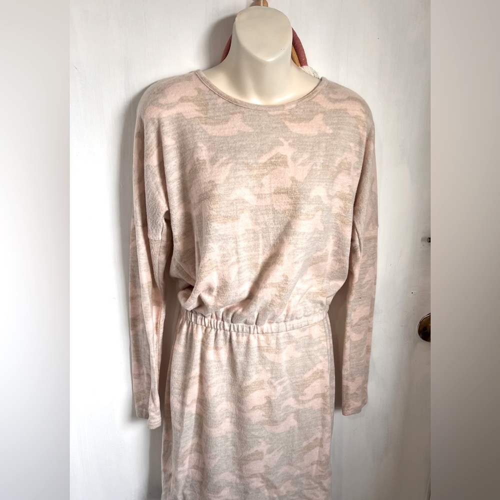 VENUS Camo Print Pale Pink and Light Gray Long Sleeved Dress Size Medium. NWOT